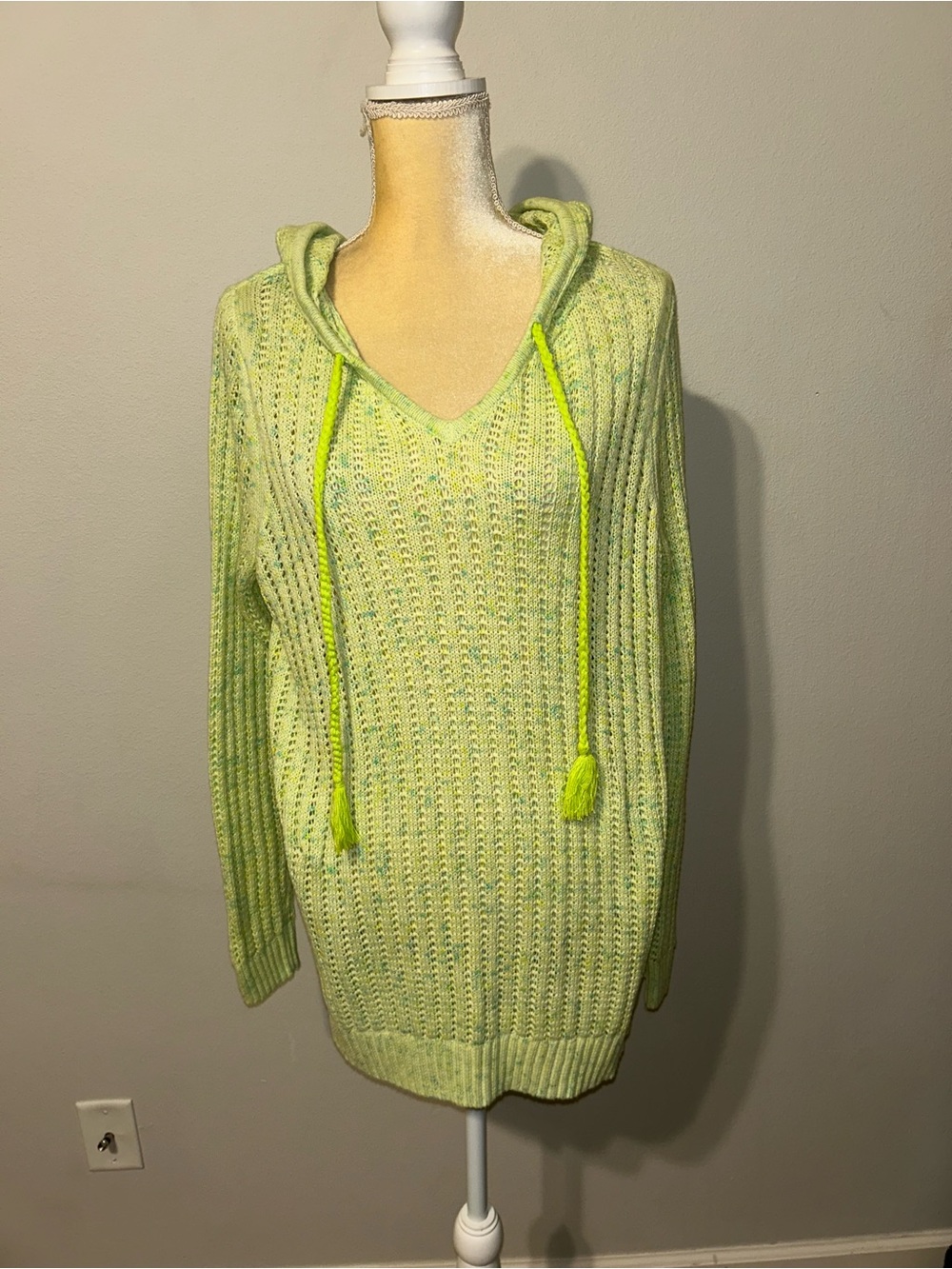 NEW Belle Boho by Kim Gravel Light Green Hooded V-Neck Women's Sweater Sz M